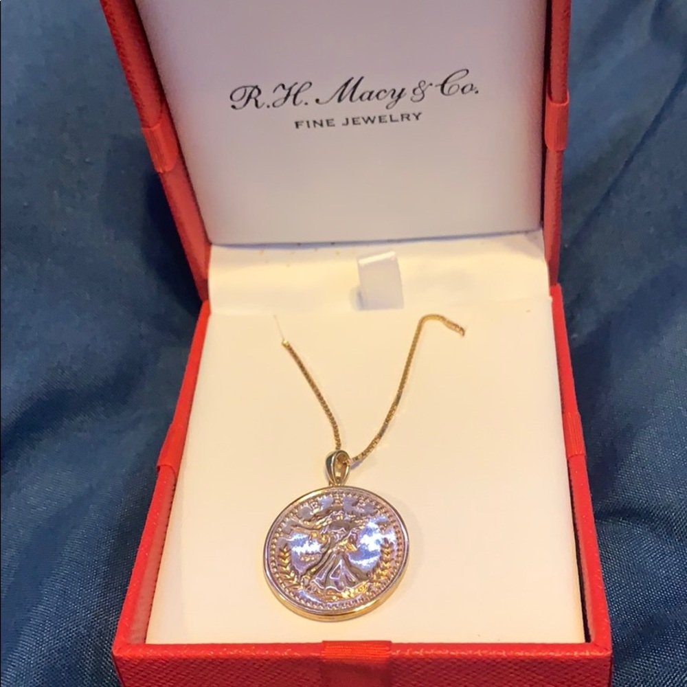 Gold chain with pendant